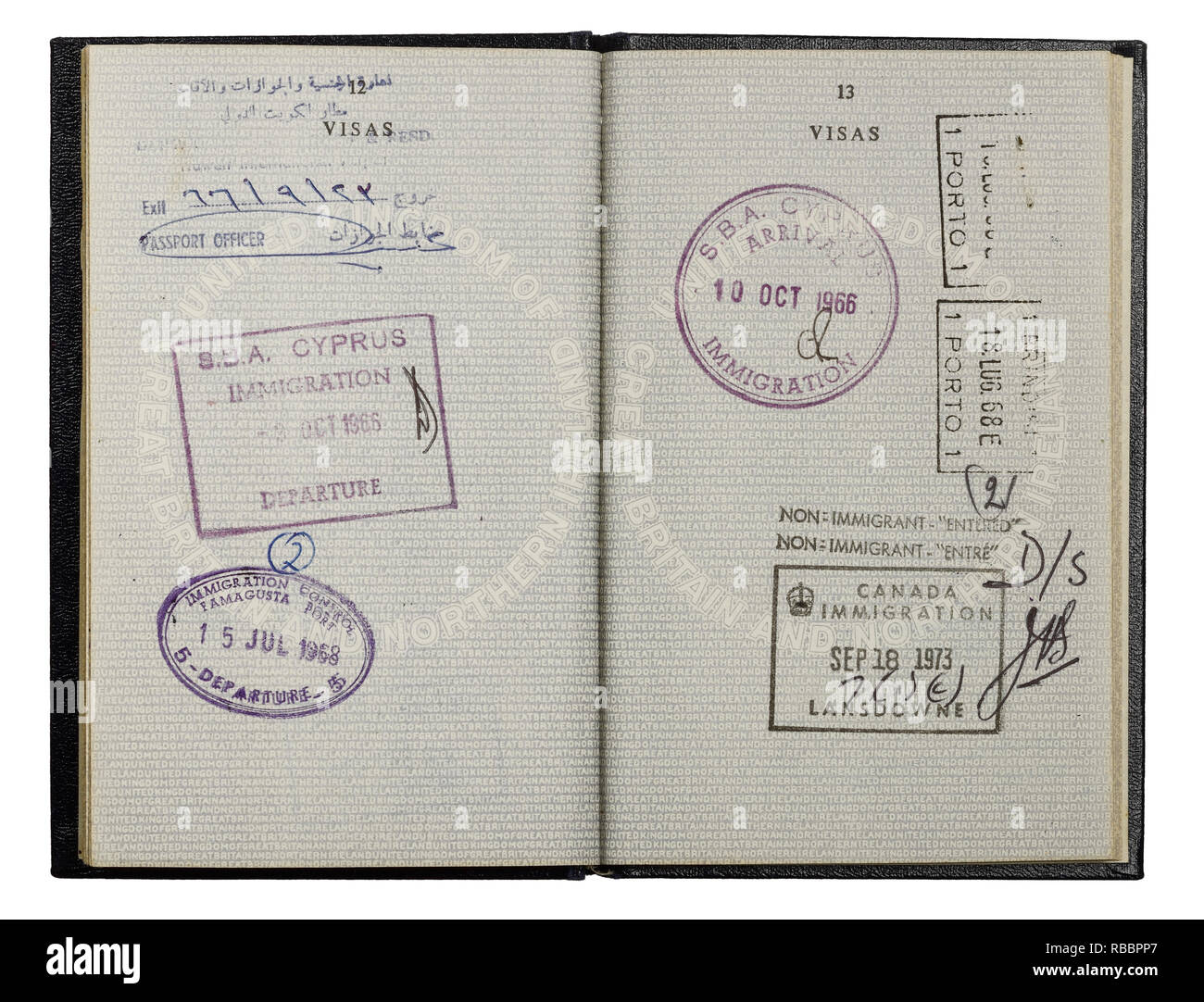 Ein Spread von einem alten blauen Reisepass für das Vereinigte Königreich von Großbritannien und Nordirland zeigen eine Auswahl von Visa immigration Briefmarken Stockfoto