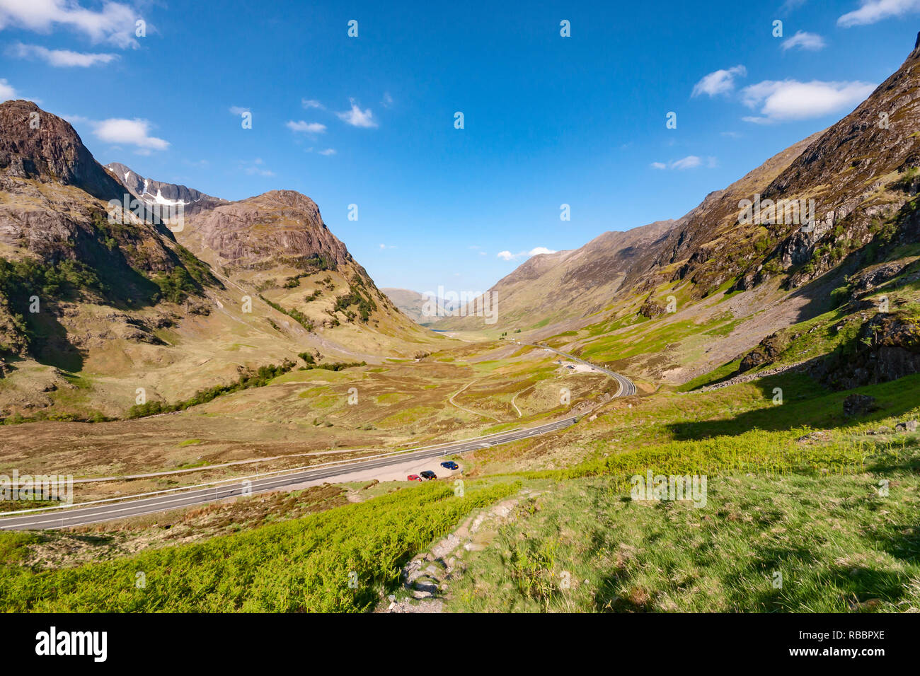 Blick hinunter Schottischen Glen Coe von Osten mit Bergen Drei Schwestern Aonach Eagach rechts und links der Hauptstraße A82 in Highland Schottland Großbritannien Stockfoto
