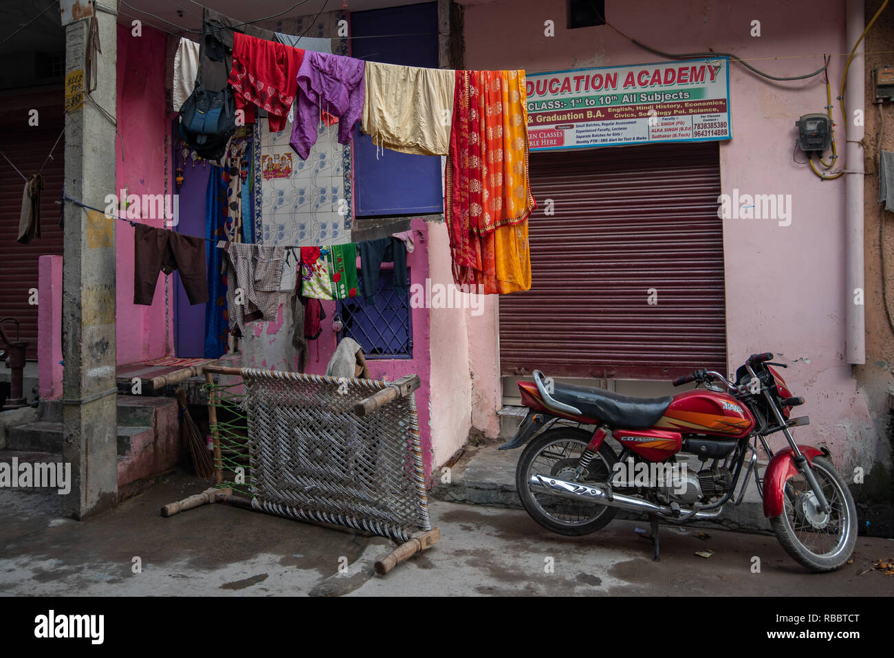 Eine typische Straße in JJ Kolonie Madanpur Khadar in Neu Delhi. Diese Abbildung zeigt, wie das Leben von Flüssigkeiten auf die Straße durch Aktivitäten und Besitz. Stockfoto