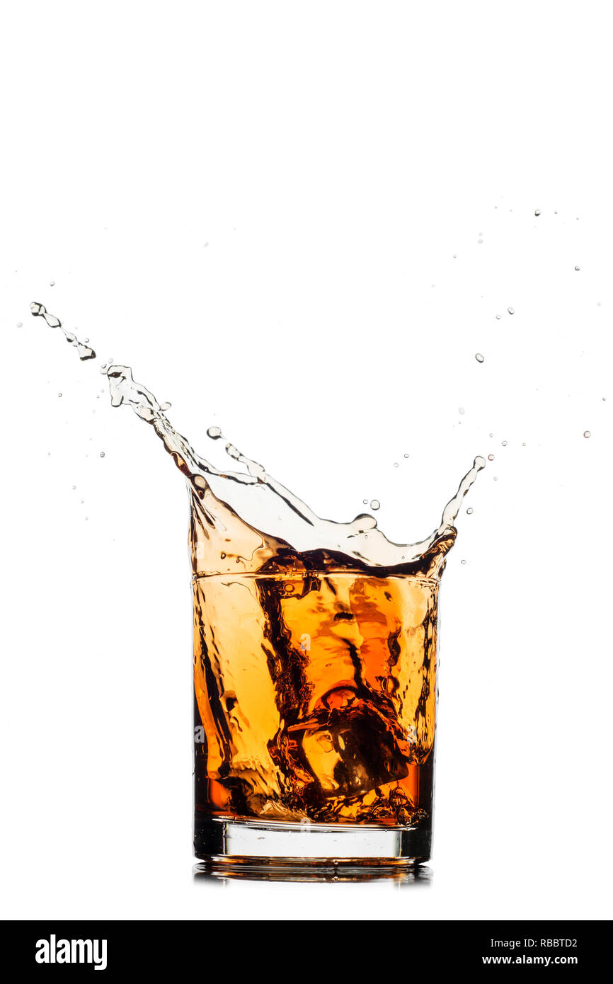 Whiskey splash aus Glas auf weißem Hintergrund. Stockfoto