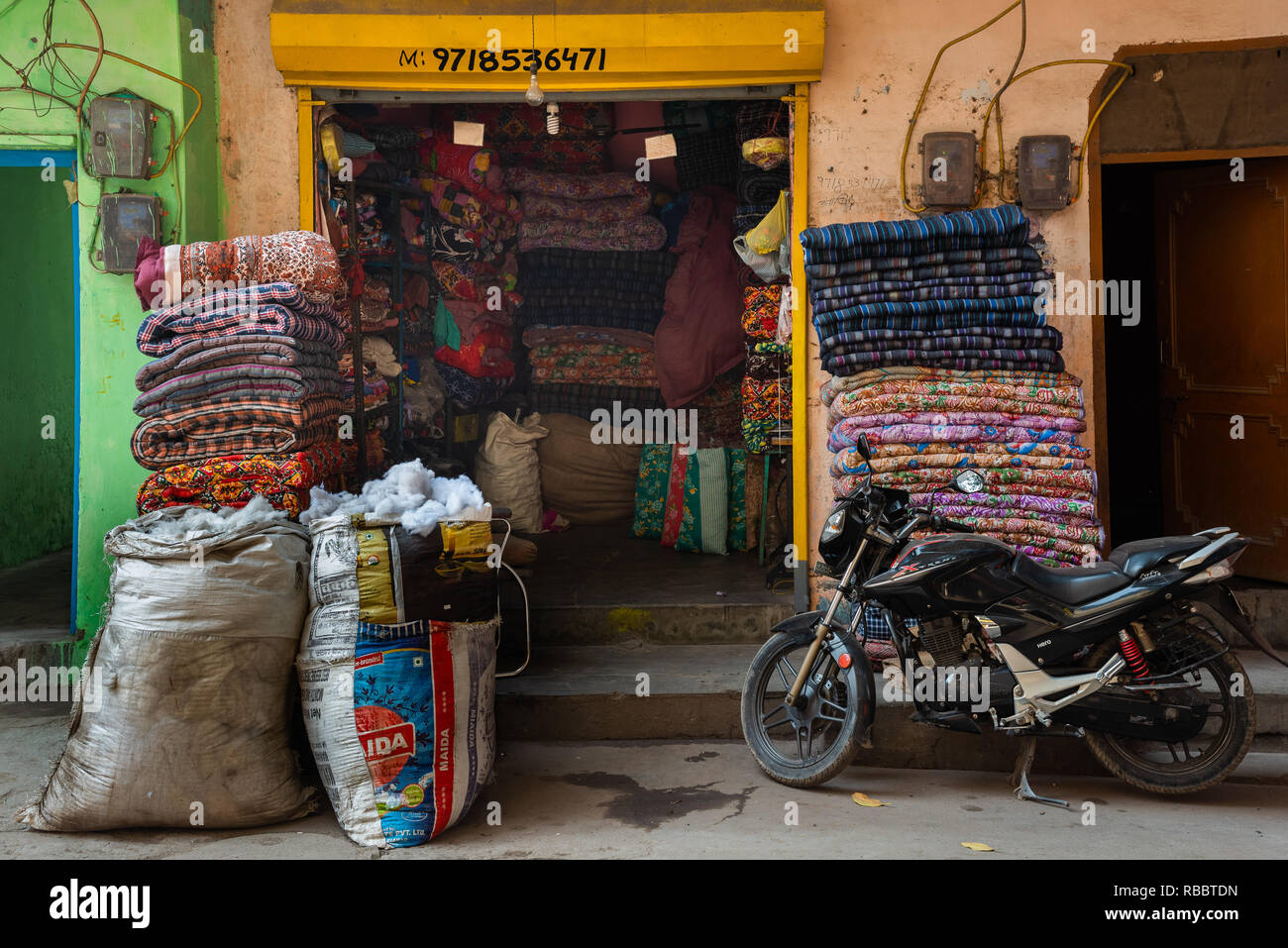 Diese Matratze Shop in Madanpur Khadar, New Delhi liefert herkömmliche Matratzen und Steppdecken zu khadar der Einwohner und der größeren Ortschaft. Stockfoto