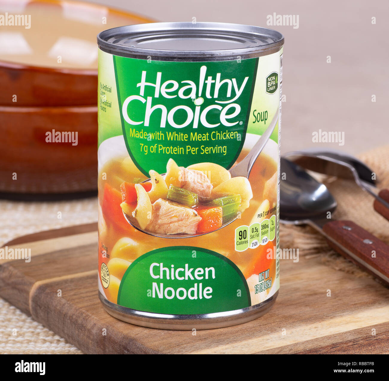 PETERSBURG, Illinois/USA - Januar 3, 2019: Nahaufnahme von eine gesunde Wahl Huhn Nudelsuppe mit Löffeln und Schalen im Hintergrund Stockfoto