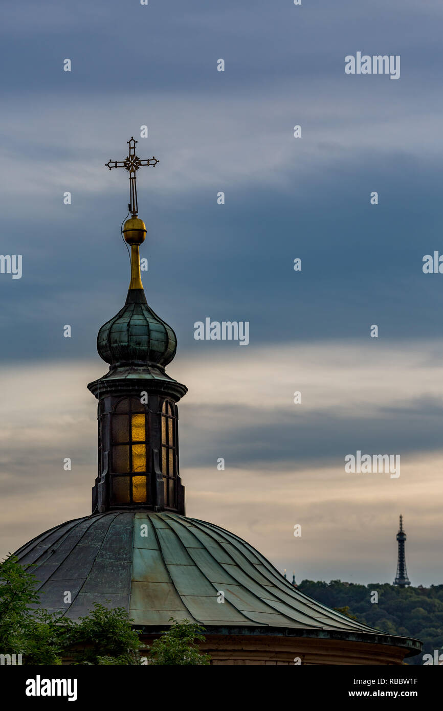 Künstlerische architektonischen Details von einem Kirchturm mit Bronze Patina mit Kreuz in der Altstadt von Prag, Tschechische Republik, bewölkter Himmel Sommer Tag cityscap Stockfoto