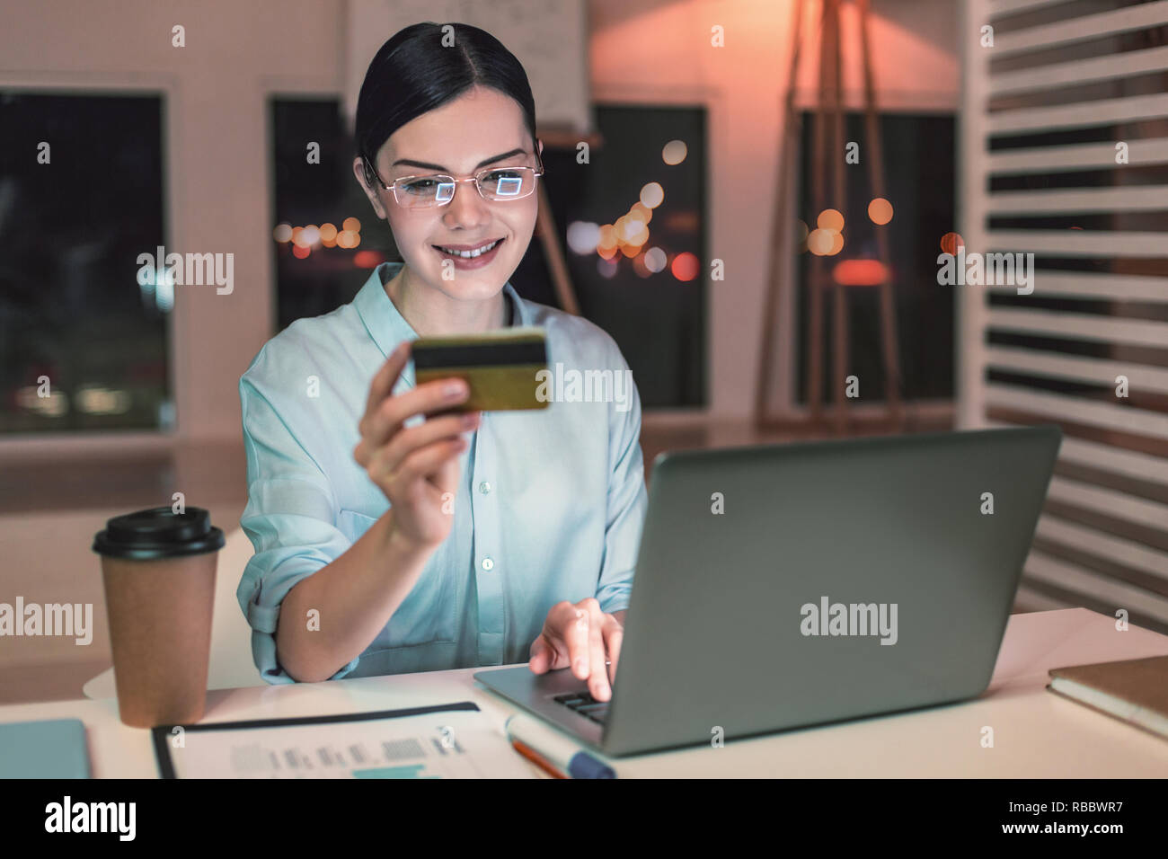 Online Shopping. Fröhlicher junger Frauen halten Lächeln auf ihrem Gesicht beim Einkaufen im Internet Stockfoto