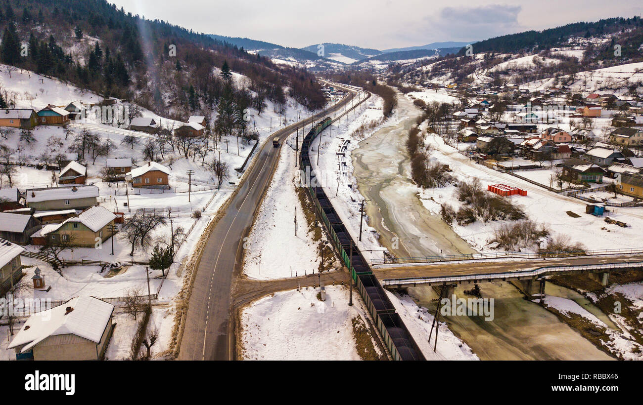 Winter reisen. Bus und Bahn bewegen im Winter Tal. Luftbild des Dnjestr in der Karpaten. Stockfoto
