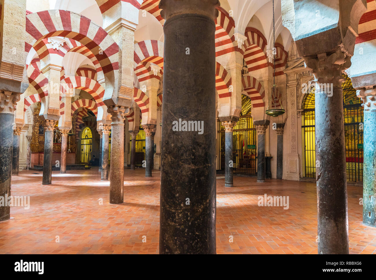 Dekorierten Torbögen und Säulen im maurischen Stil, Mezquita-Catedral (Große Moschee von Cordoba), Cordoba, Andalusien, Spanien Stockfoto