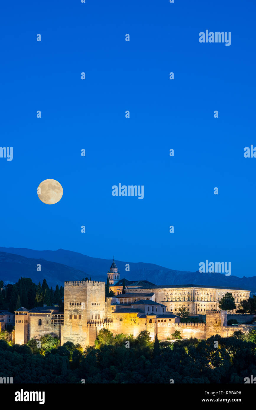 Maurische und Mudejar Architektur der Beleuchtete Alhambra Palast und Festung in der Dämmerung, Granada, Andalusien, Spanien Stockfoto