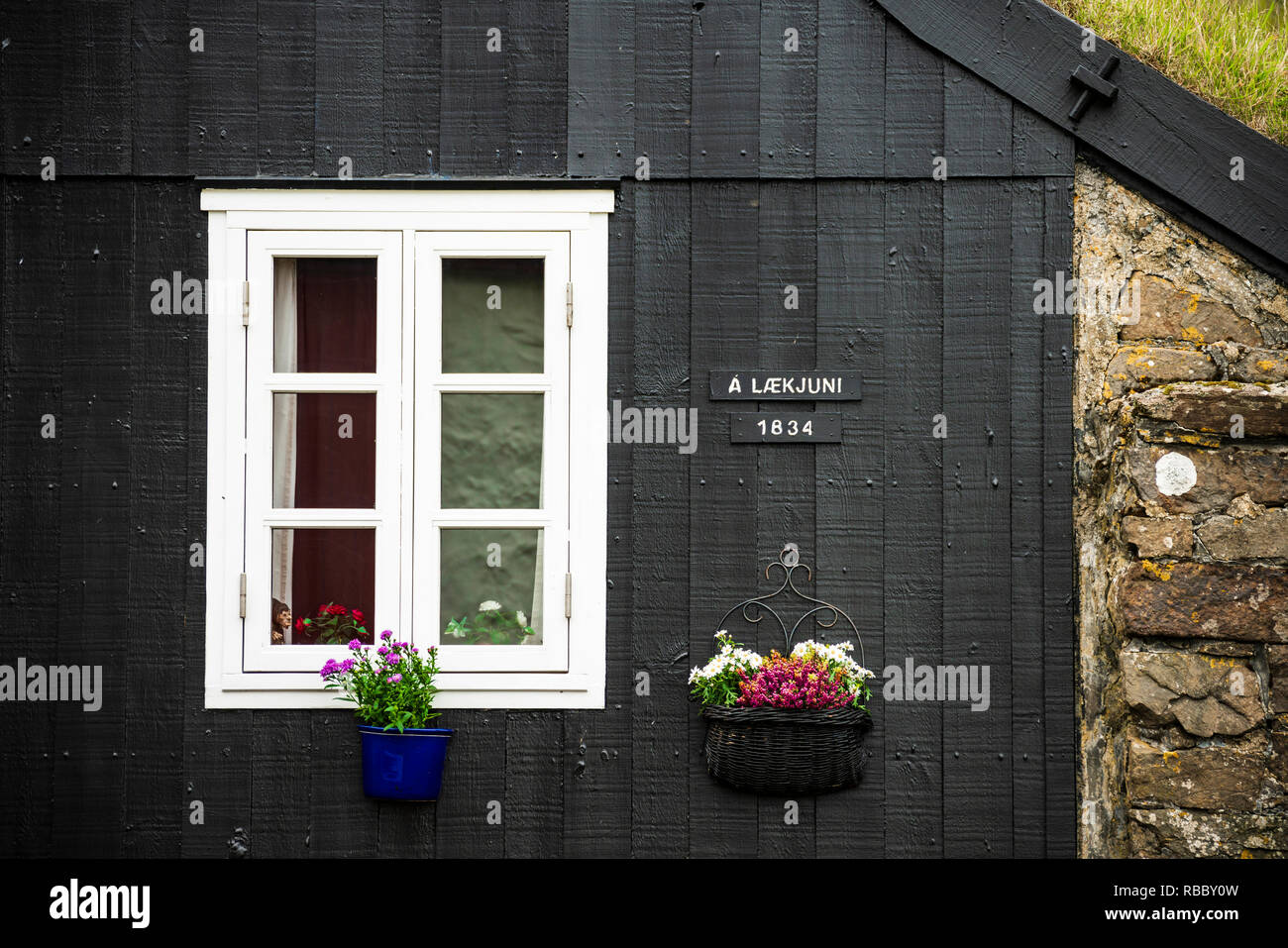 Blumentöpfe auf Holz Fassade eines traditionellen Haus, Mykines Island, Färöer, Dänemark Stockfoto