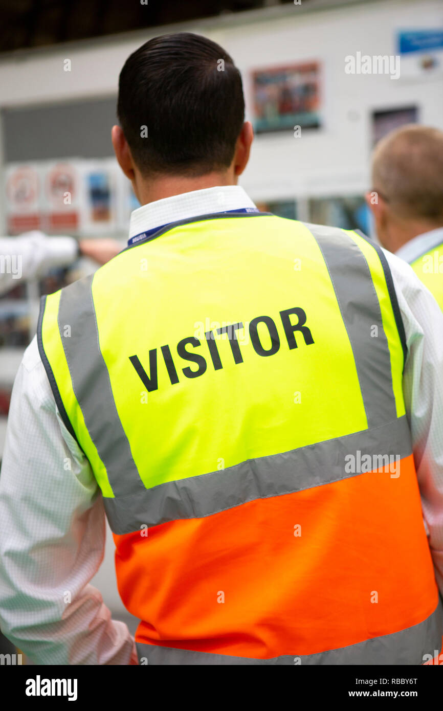 Besucher PPE tragen in einem Produktionsstandort Stockfoto