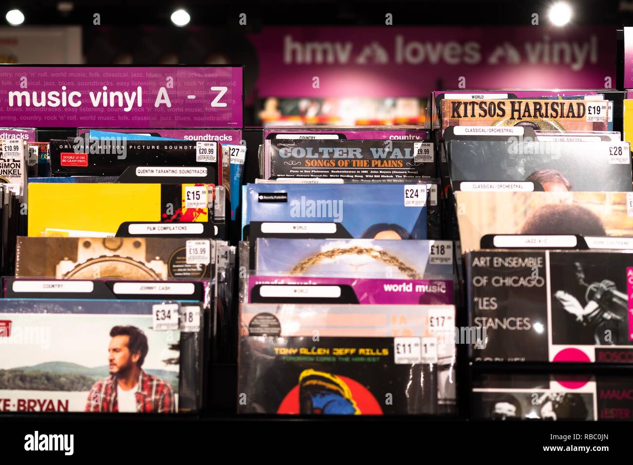 Schallplatten auf Verkauf in einem HMV store in Cardiff, Wales, UK. Stockfoto