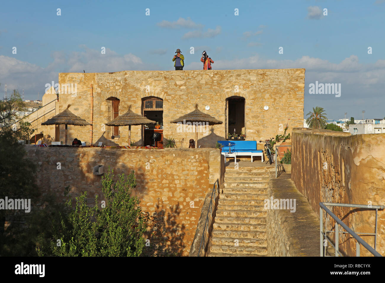 Ein Paar, das auf dem Dach des Forts steht und den Blick auf das Meer und die Medina sucht. Es ist der höchste Ort. Es gibt auch ein Café auf der unteren Ebene Stockfoto