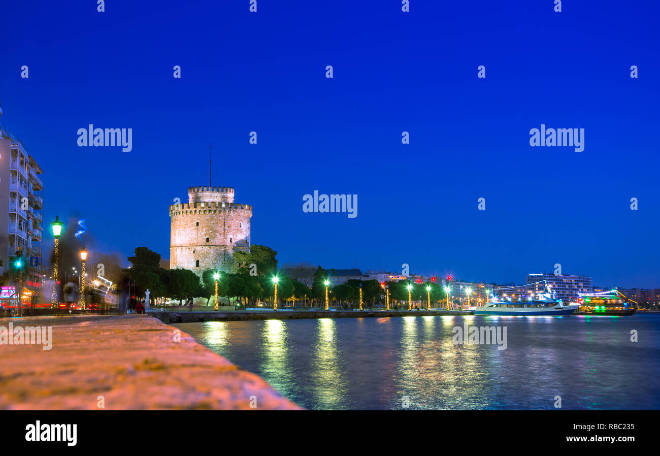 Blick auf den Weißen Turm von Thessaloniki ist ein Denkmal und Museum an der Küste von Thessaloniki, der Hauptstadt der Region Mazedonien in Nord Stockfoto