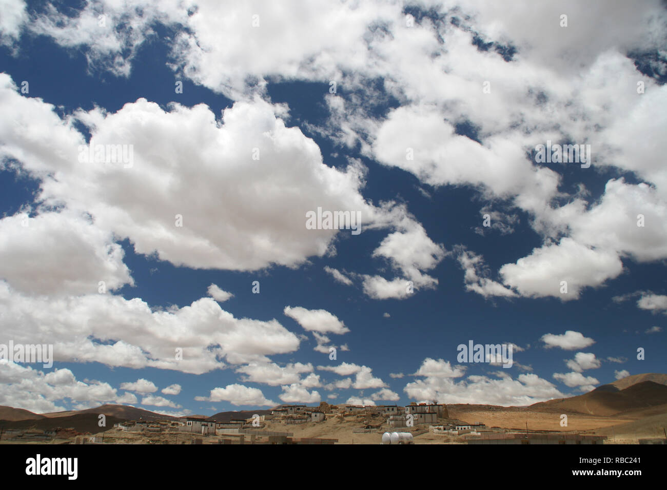 Auf der Hochebene von Tibet mit weißen Wolke in einem wunderschönen blauen Himmel mit keine Personen Stockfoto