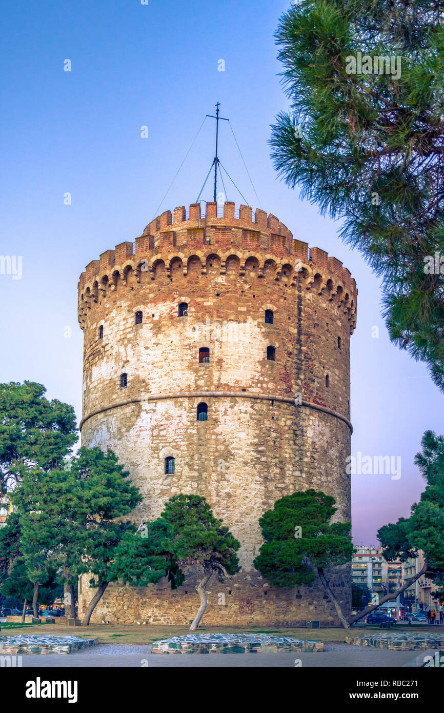 Blick auf den Weißen Turm von Thessaloniki ist ein Denkmal und Museum an der Küste von Thessaloniki, der Hauptstadt der Region Mazedonien in Nord Stockfoto