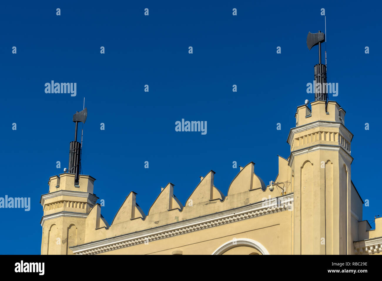 Der Haupteingang Detail der neugotischen Teil der Lubliner Schloss mit den Achsen. Die mittelalterliche Burg im Stadtzentrum, Lublin, Polen. Stockfoto