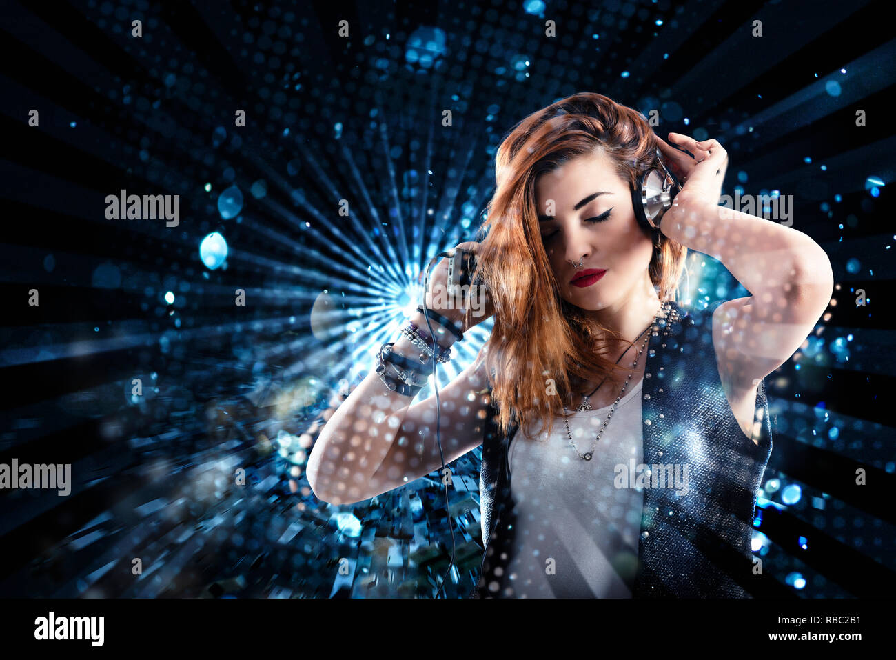 Tanzenden Mädchen hört Musik mit Headset Stockfoto