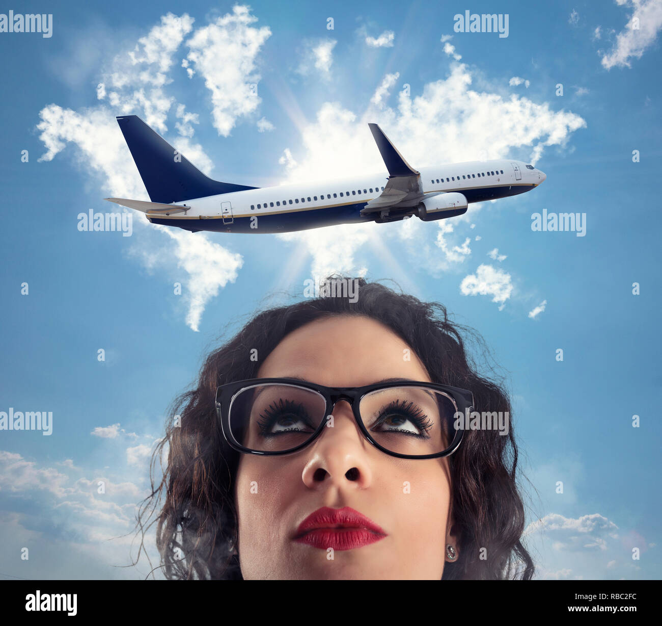 Frau will eine Pause von Ihrer Arbeit für ein Flugzeug Reise zu nehmen Stockfoto