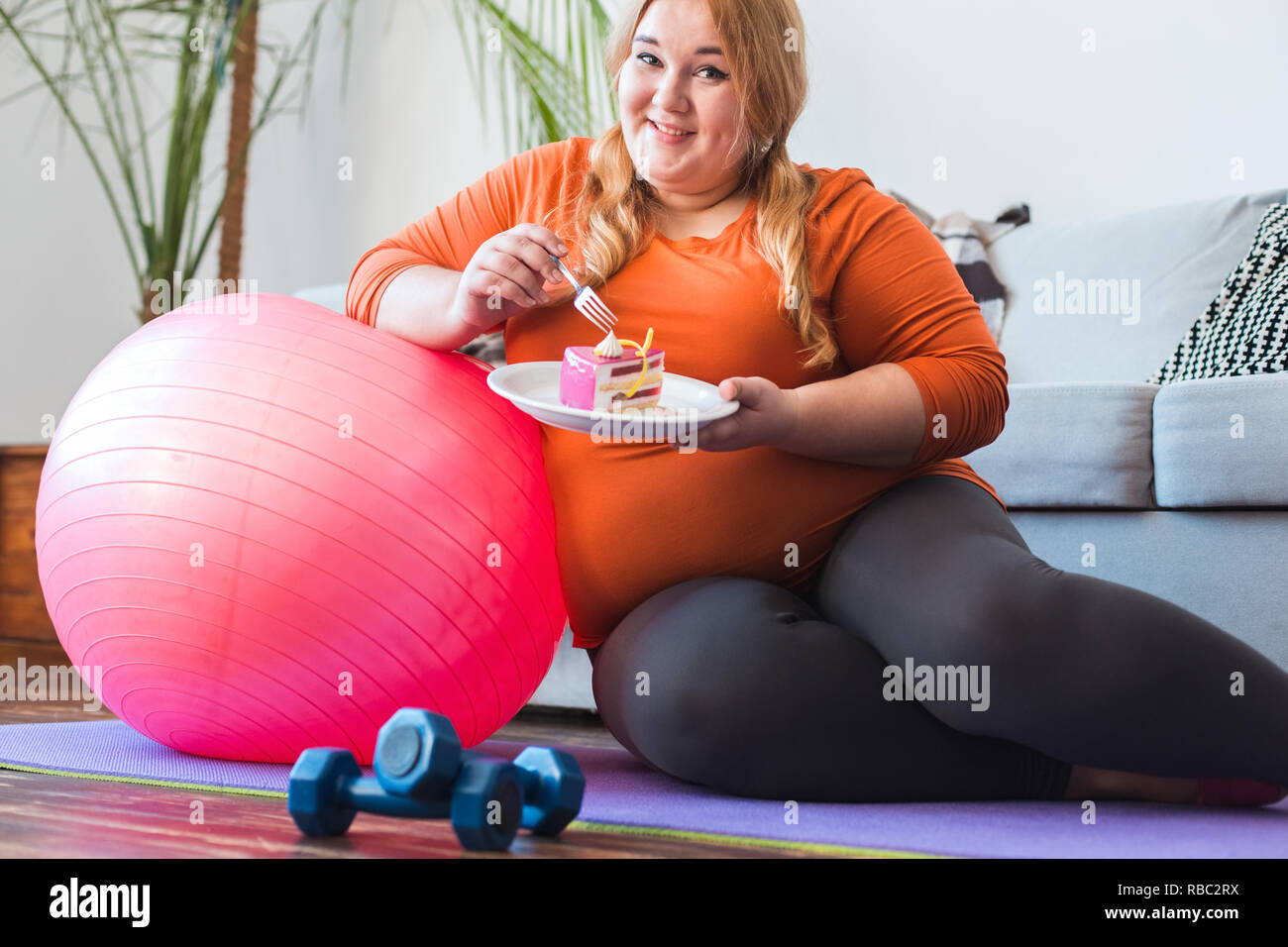 Chubby Woman Sport Zu Hause Sitzen Auf Dem Boden Lehnte Sich Auf
