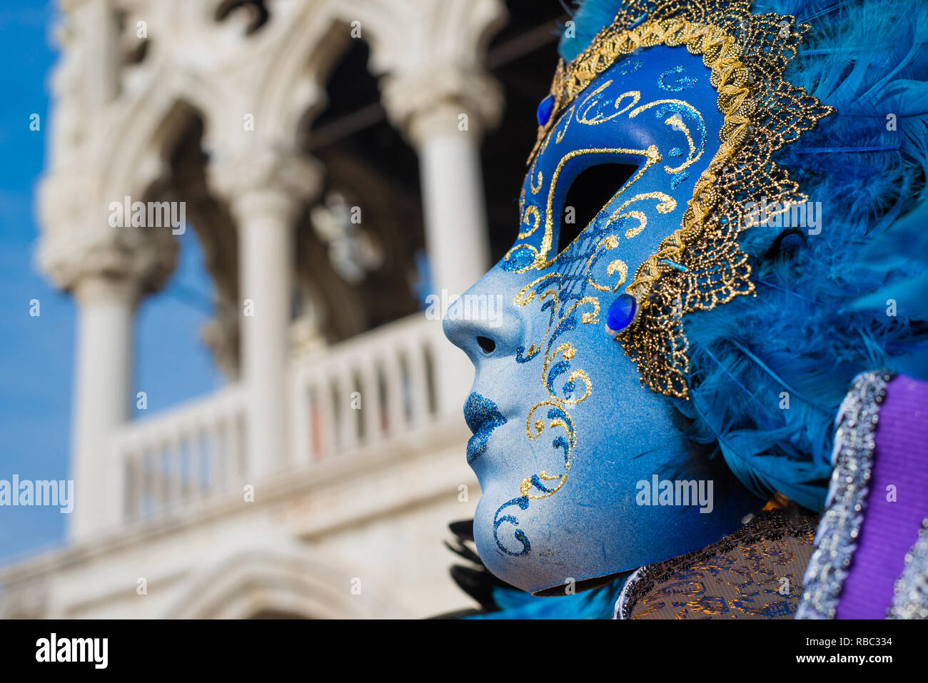 Karneval in Venedig. Eine wunderschöne venezianische Maske mit Dogenpalast Stockfoto