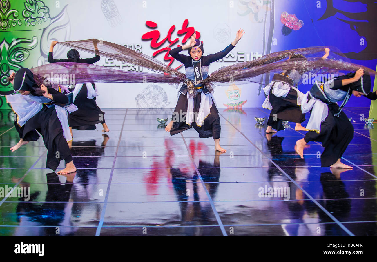 Ndonesianische Tänzer von SMA Nasima Semaran tanzen Groupe treten auf dem Mask Tanz Festival in Andong Südkorea auf Stockfoto