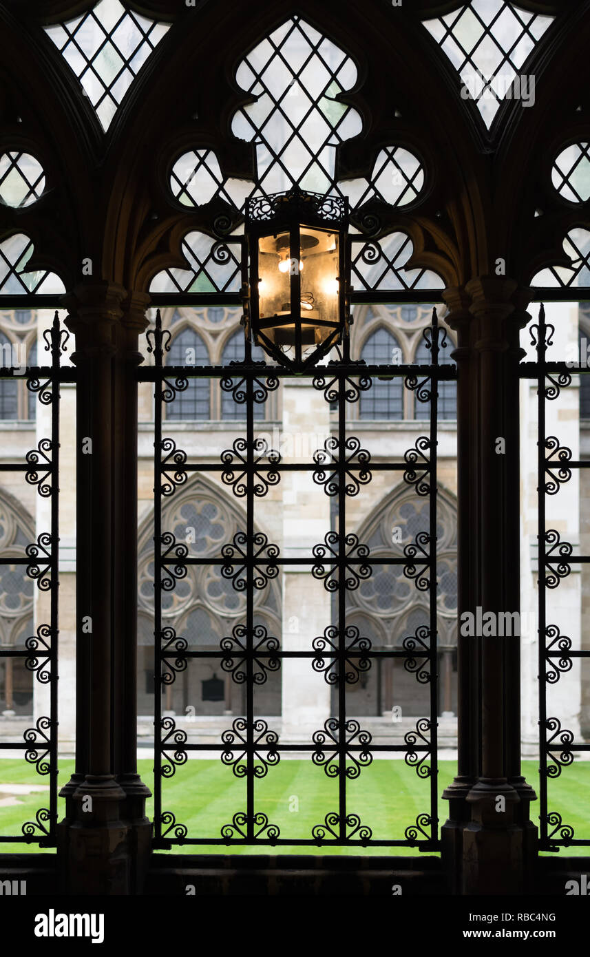 Westminster Abbey. London. Blick auf den Innenhof durch das schmiedeeiserne Gitter Stockfoto