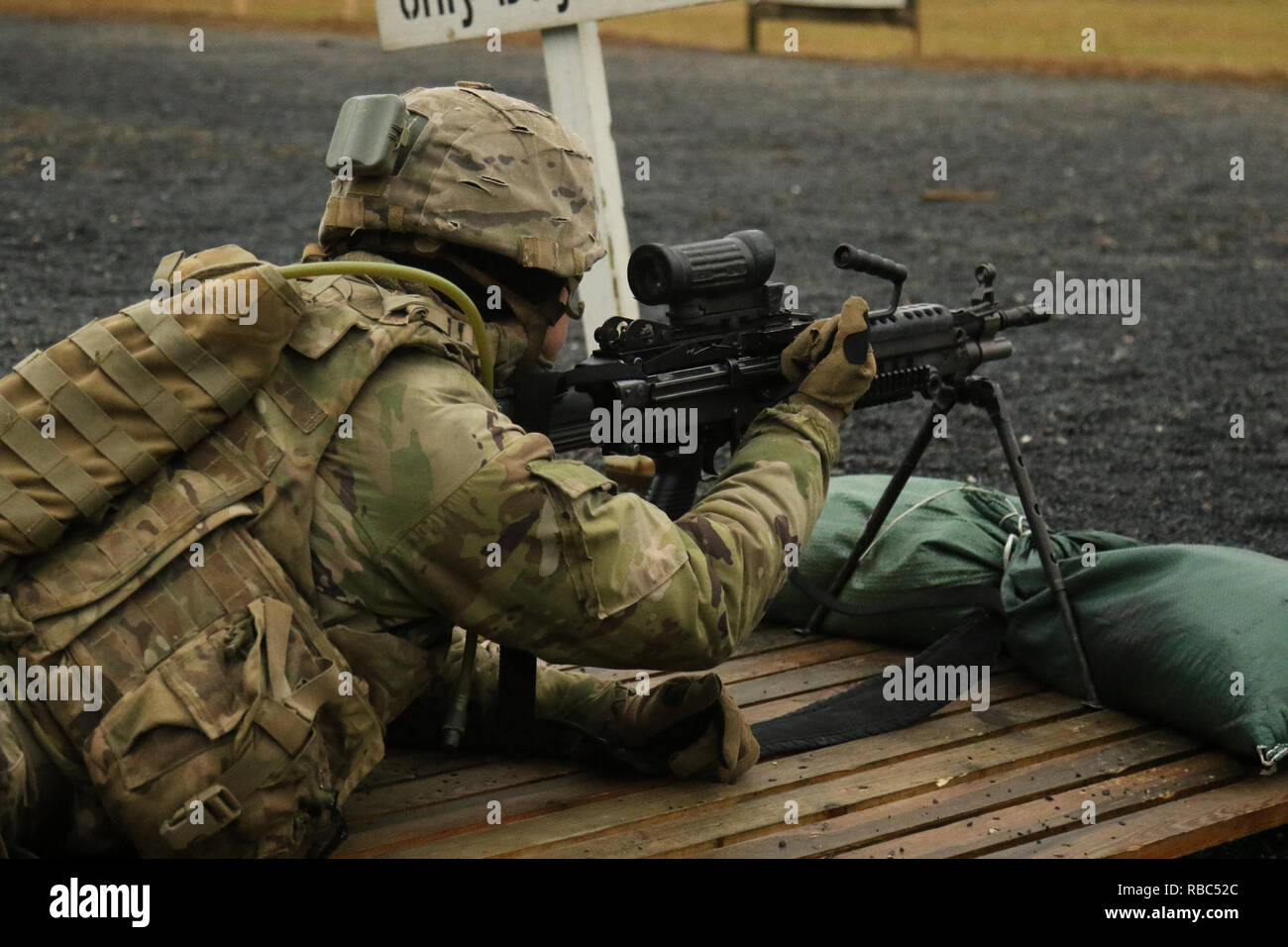 Ein US-Soldat von Alpha Company, 2nd Battalion, 5th Cavalry Regiment, 1st Armored Brigade Combat Team, 1.Kavallerie Division führt eine Prüfung auf seine M249 Light Machine Gun auf einer Strecke in Grafenwöhr, Deutschland, dem 7. Januar 2018. Alpha Company qualifiziert auf ihre Waffensysteme während ihrer Bereitstellung in Europa zur Unterstützung der Atlantischen lösen, eine dauerhafte Ausübung zwischen US- und NATO-Truppen. (U.S. Army National Guard Foto von SPC. Hannah Tarkelly, 382 Öffentliche Angelegenheiten Ablösung/1. ABCT, 1 CD-/Freigegeben) Stockfoto