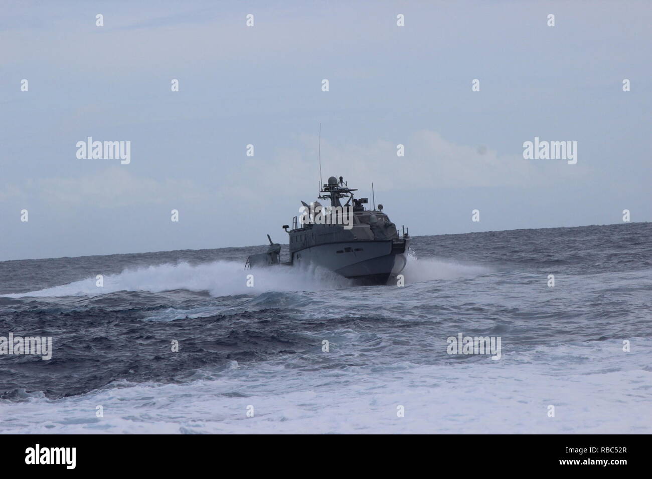 181228-N-ZO 699-1074 Santa Rita, Guam (31. 28, 2018) Segler an die in den Küstenzonen Riverine Squadron 3, Loslösung Guam, führen Sie eine 500 Seemeilen Transit an Bord eines Mark VI Patrouillenboot Küsten Riverine Group (CRG) (1), Trennung Guam zugewiesen. Dies markiert den längsten Transit die Mark VI Patrouillenboote im Pazifik gemacht haben. CRG 1, Loslösung Guam, Commander, Task Force 75, die primäre Expeditionary task force verantwortlich für die Planung und Ausführung der Küstengebiete Riverine operations, Beseitigung von Explosivstoffen, tauchen Engineering und Bau zugeordnet und Unterwasser bau ich Stockfoto