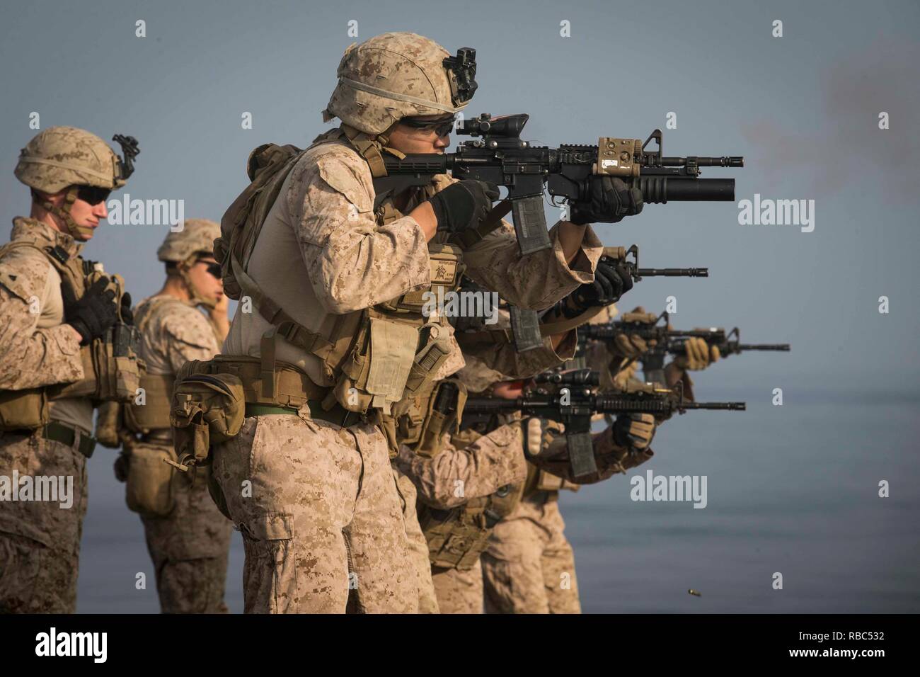 ARABIAN SEA - US-Marines mit Kilo Firma, Bataillon Landung Team 3/1, 13 Marine Expeditionary Unit (MEU), ihre Waffen Feuer bei einem Deck schießen an Bord der Whidbey Island-Klasse dock Landung Schiff USS Rushmore (LSD 47), Jan. 8, 2019. Das Essex Amphibious Ready Gruppe und dem 13 MEU sind in die USA 5 Flotte Bereich der Maßnahmen zur Unterstützung der Marine im Einsatz für die Stabilität und Sicherheit in der Region zu gewährleisten und verbindet das Mittelmeer und den Pazifischen Raum durch den westlichen Indischen Ozean und drei strategischen Punkten ersticken. (U.S. Marine Corps Foto von Cpl. Danny Gonzalez/Re Stockfoto