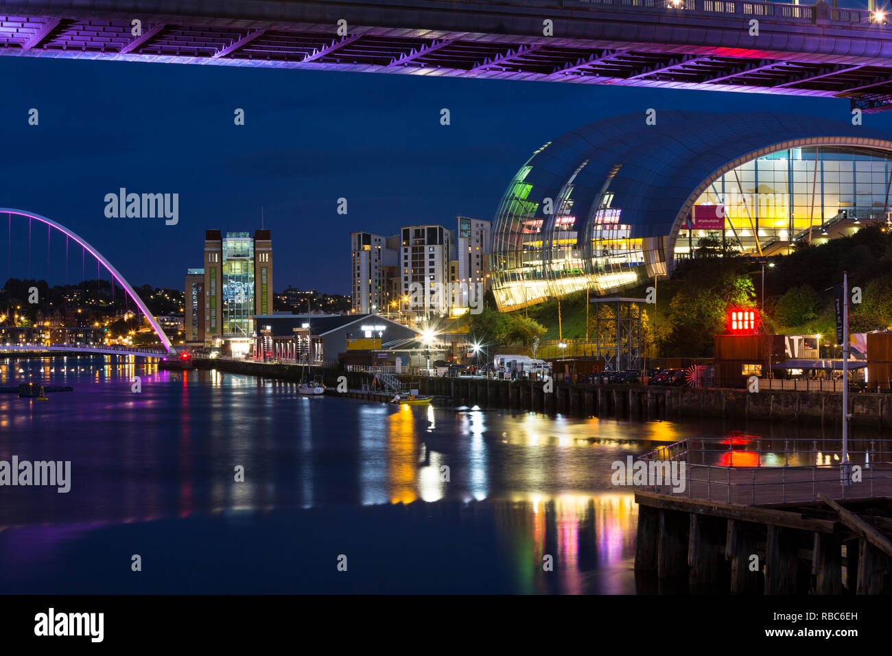 Newcastle und Gateshead Kai bei Nacht Stockfoto