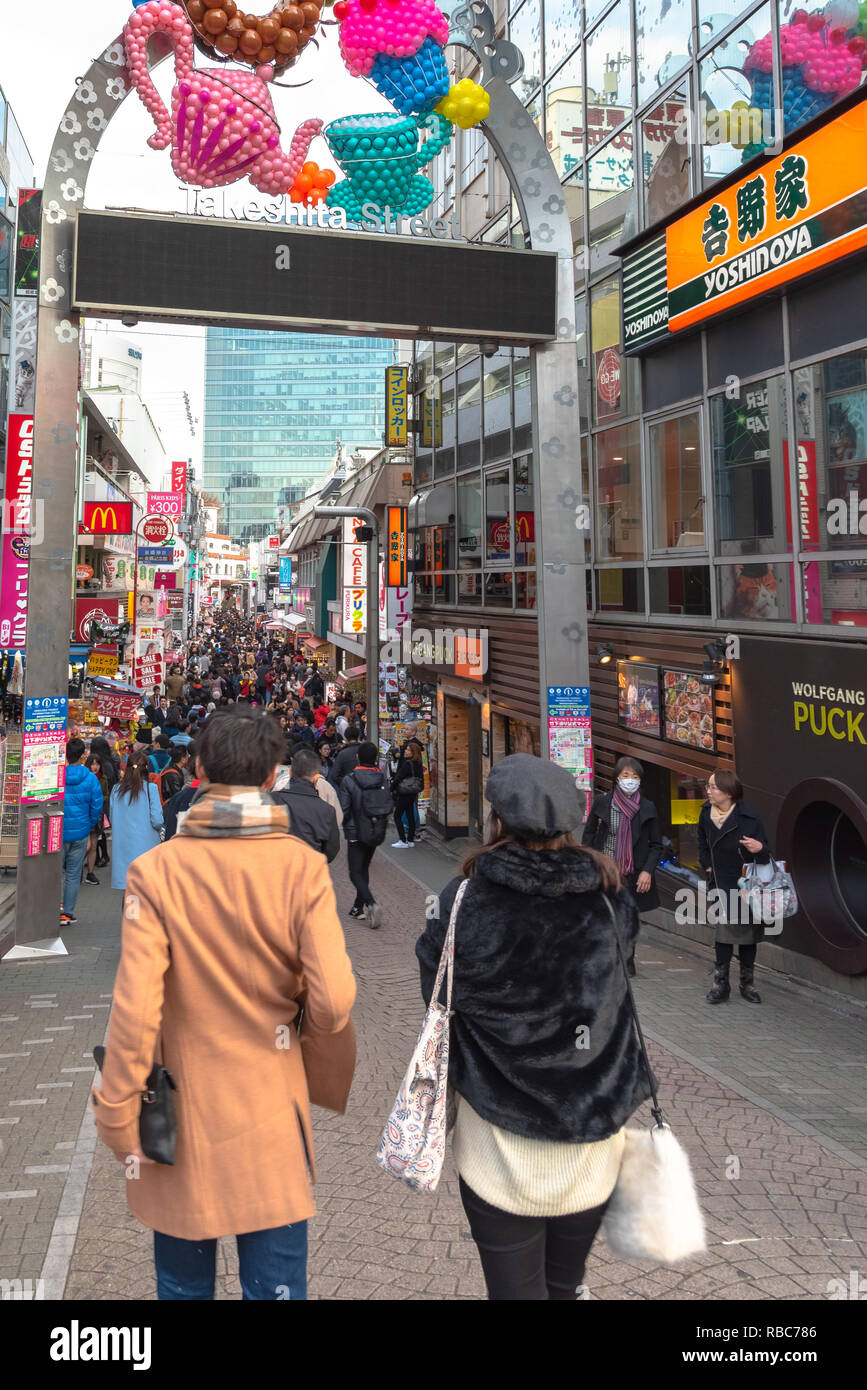 Harajuku Blick auf die Straße. Menschen, meist Jugendliche, Spaziergang durch Takeshita Street, die berühmte Einkaufsstraße mit Boutiquen, Cafés und resta Stockfoto