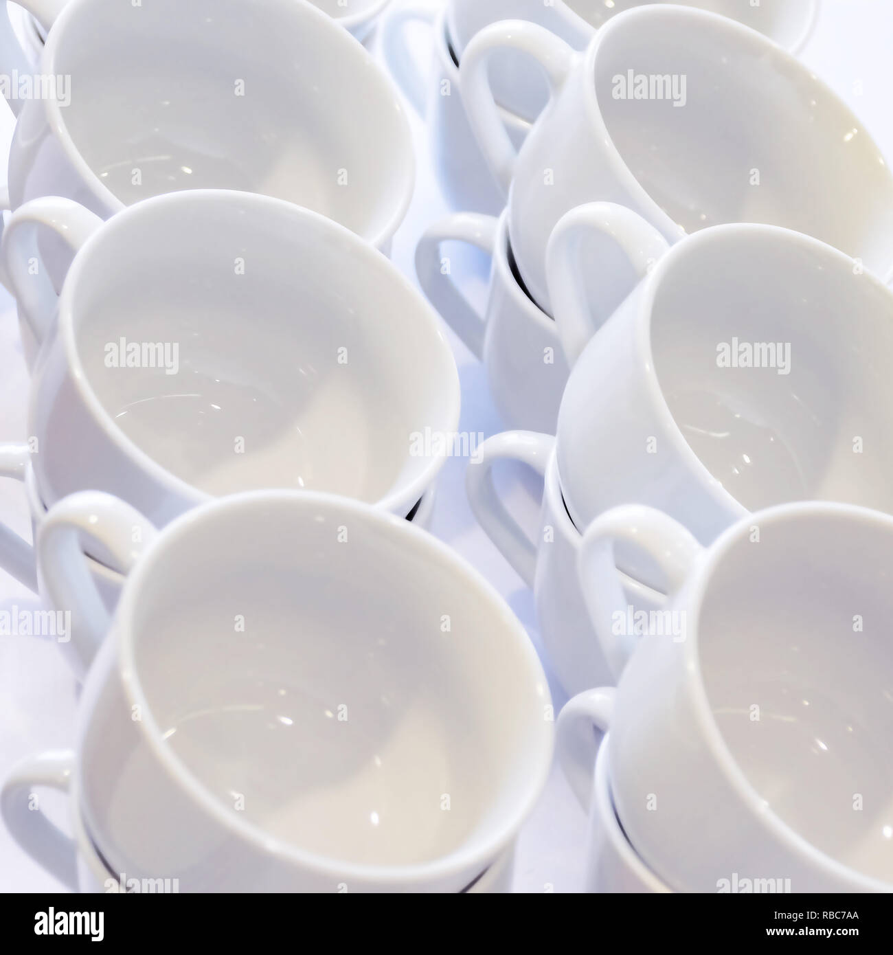 Leere weiße Tassen gestapelt auf dem Tisch. Tee oder Kaffee Catering Services im Hotel, Event, Konferenz, Tagung oder Hochzeit. Ansicht von oben. Stockfoto