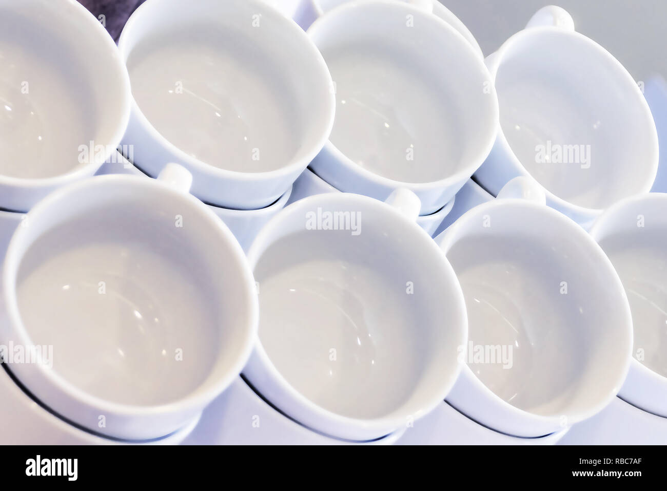 Leere weiße Tassen gestapelt auf dem Tisch. Tee oder Kaffee Catering Services im Hotel, Event, Konferenz, Tagung oder Hochzeit. Ansicht von oben. Stockfoto
