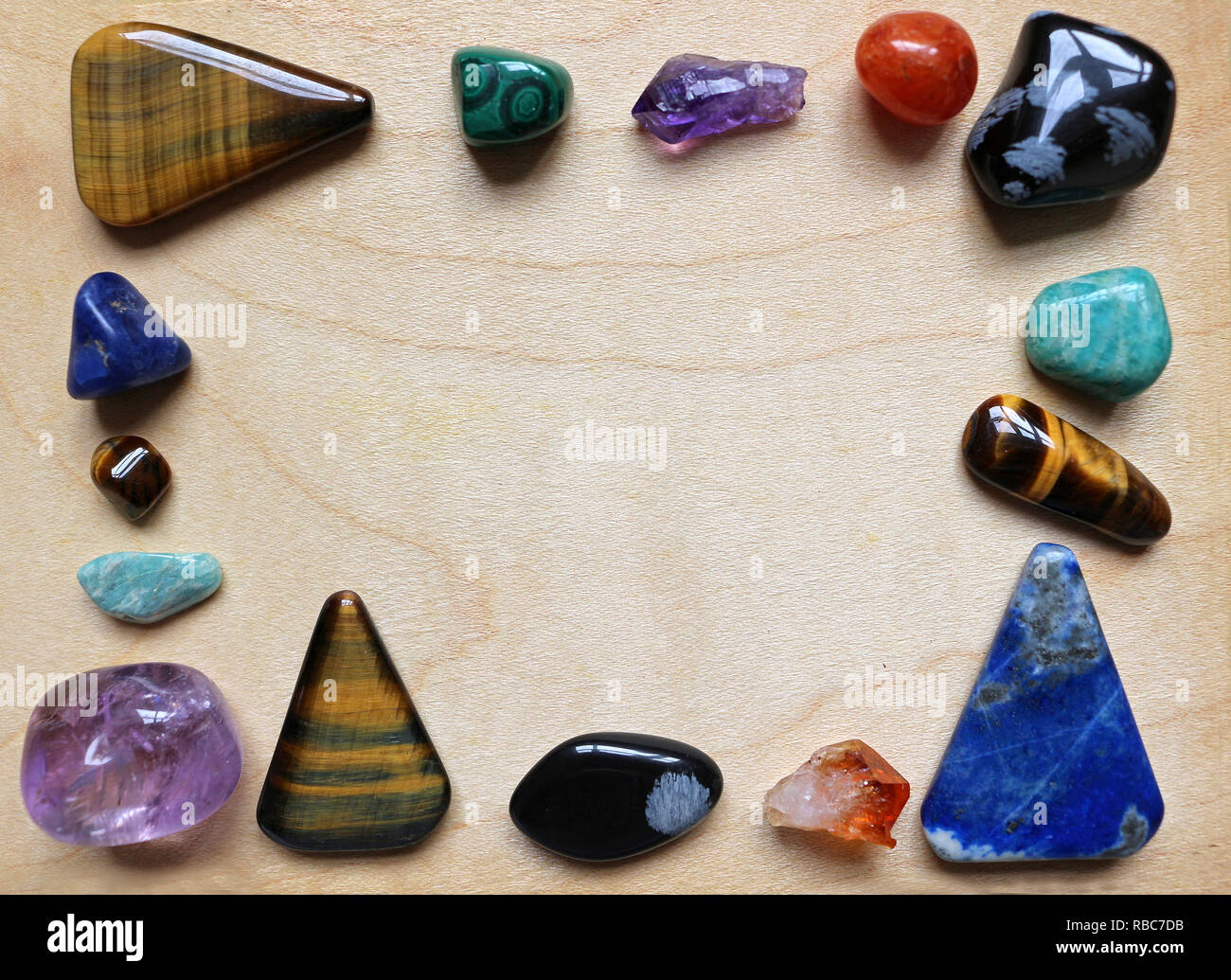 Trommelsteine oder tumblestones. Ein Rahmen aus Halbedelsteinen. Stockfoto