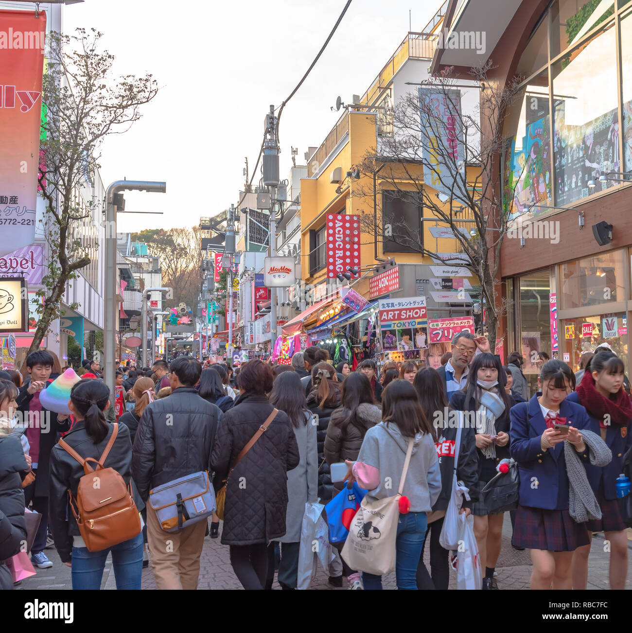 Harajuku Blick auf die Straße. Menschen, meist Jugendliche, Spaziergang durch Takeshita Street, die berühmte Einkaufsstraße mit Boutiquen, Cafés und resta Stockfoto