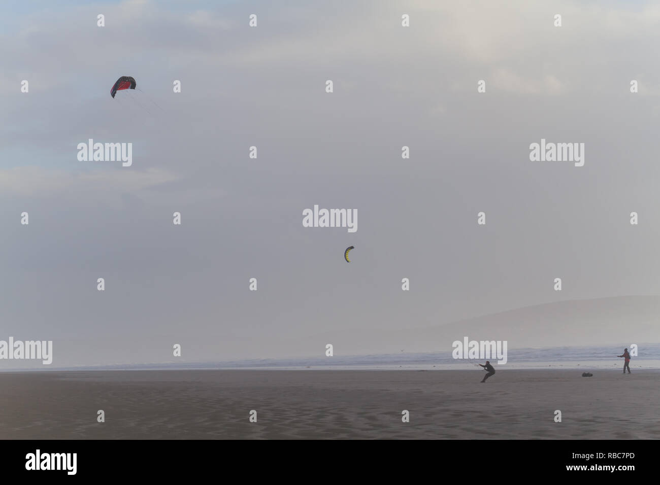 Parafoil Drachen auf Pembrey Strand. Stockfoto