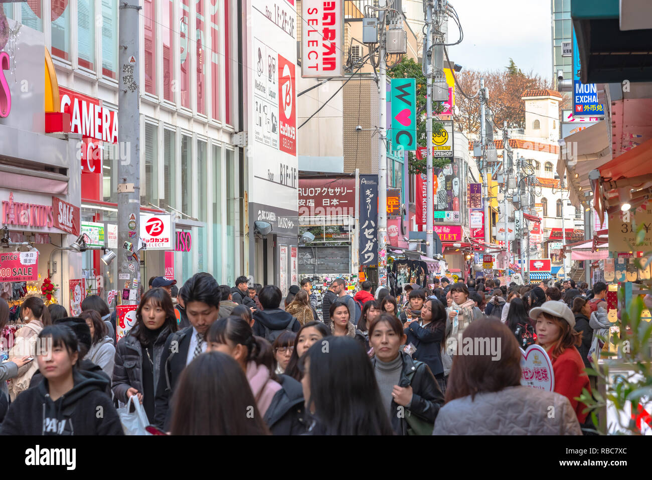 Harajuku Blick auf die Straße. Menschen, meist Jugendliche, Spaziergang durch Takeshita Street, die berühmte Einkaufsstraße mit Boutiquen, Cafés und resta Stockfoto