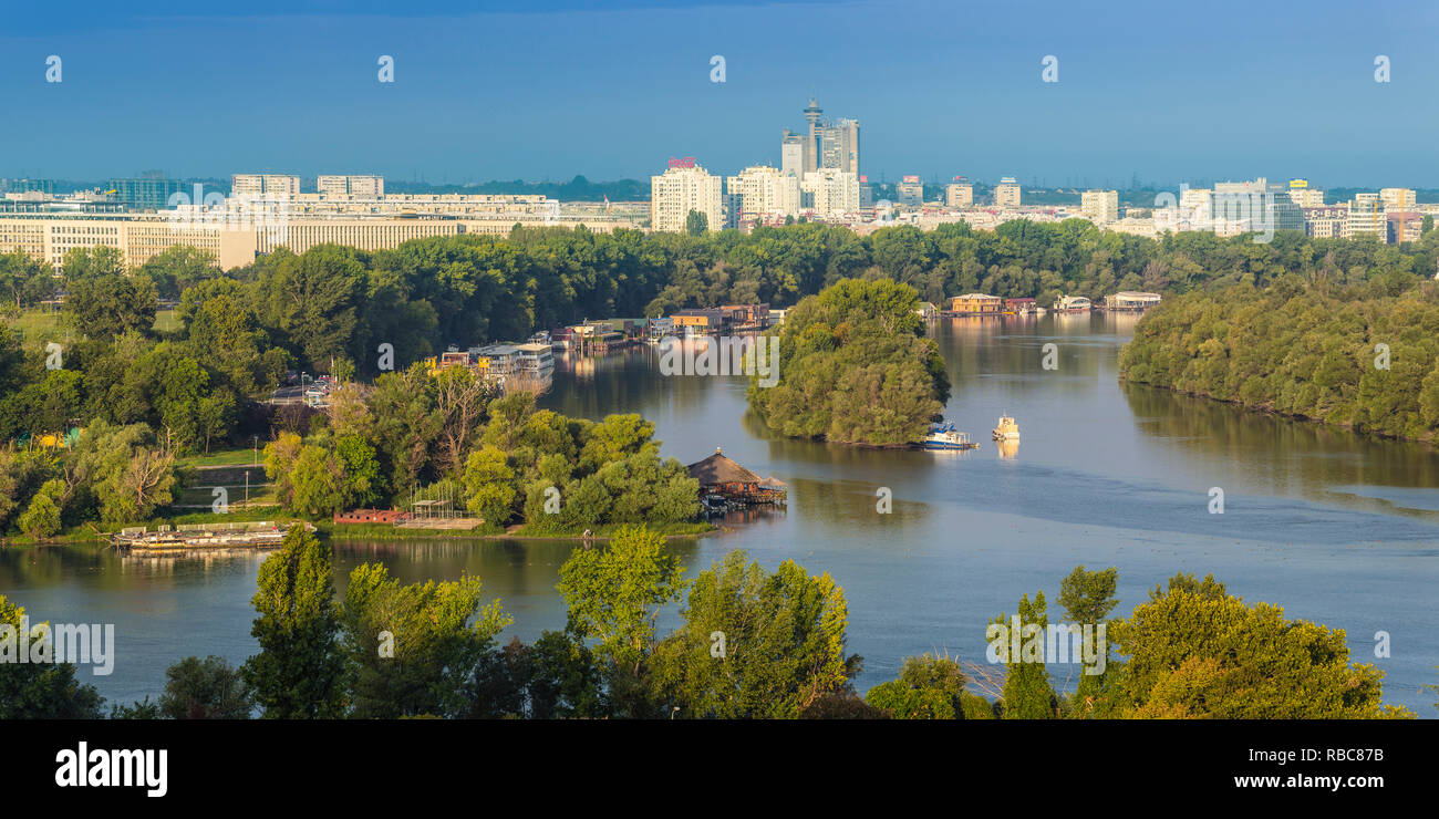 Serbien, Belgrad, Blick über den Zusammenfluss von Save und Donau, auf Neue Belgrad Stockfoto