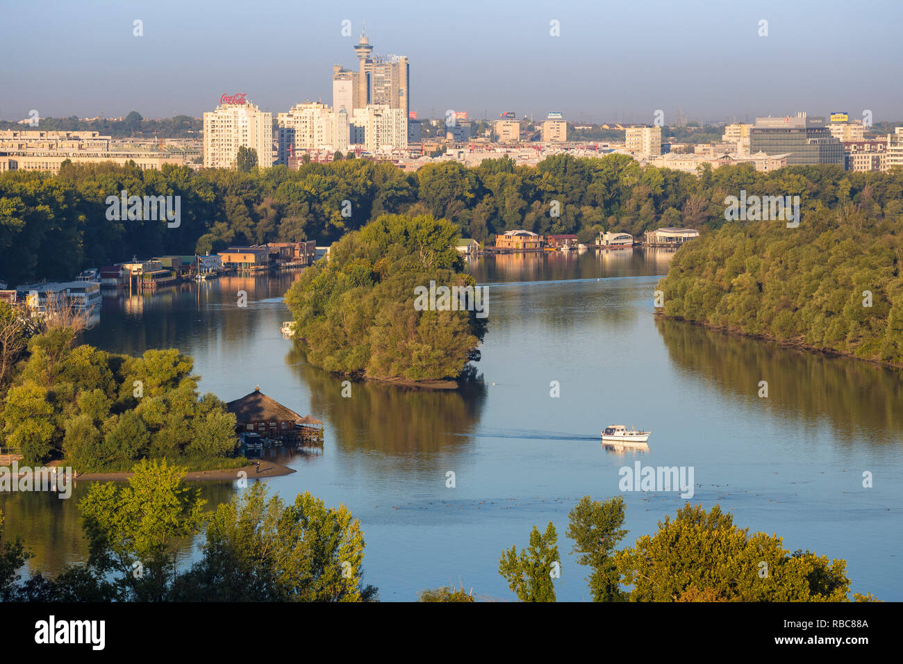 Serbien, Belgrad, Blick über den Zusammenfluss von Save und Donau, auf Neue Belgrad Stockfoto