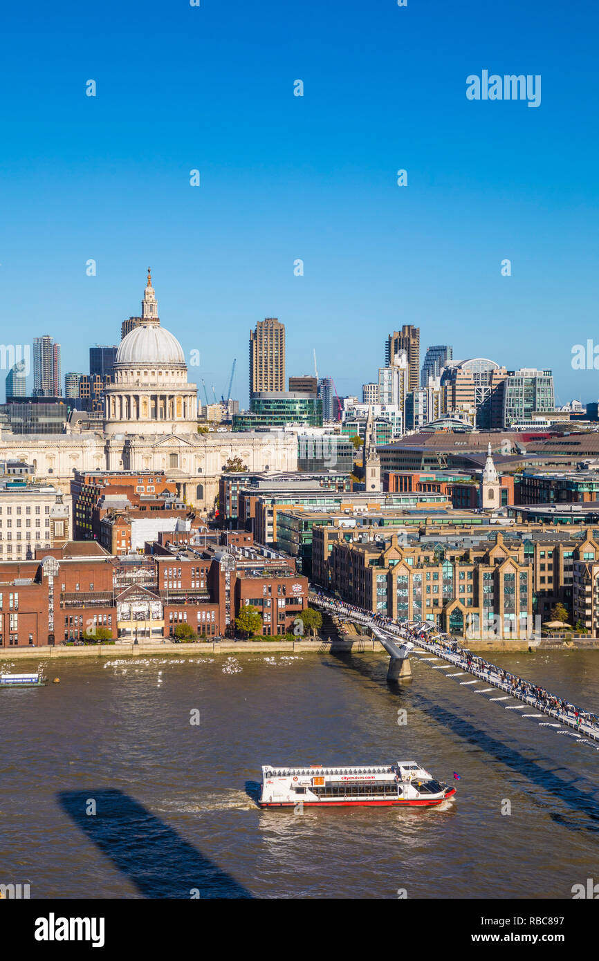 St Paul's Cathedral, Millennium Bridge, London, England, Großbritannien Stockfoto