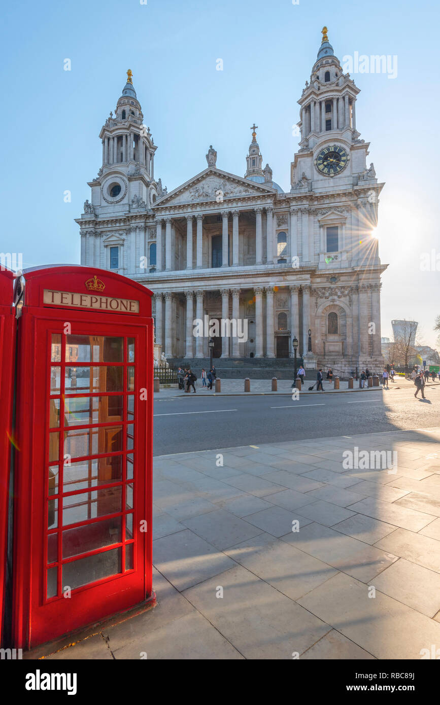 Großbritannien, England, London, Ludgate Hill, St. Paul's Cathedral, rote Telefonzelle Stockfoto