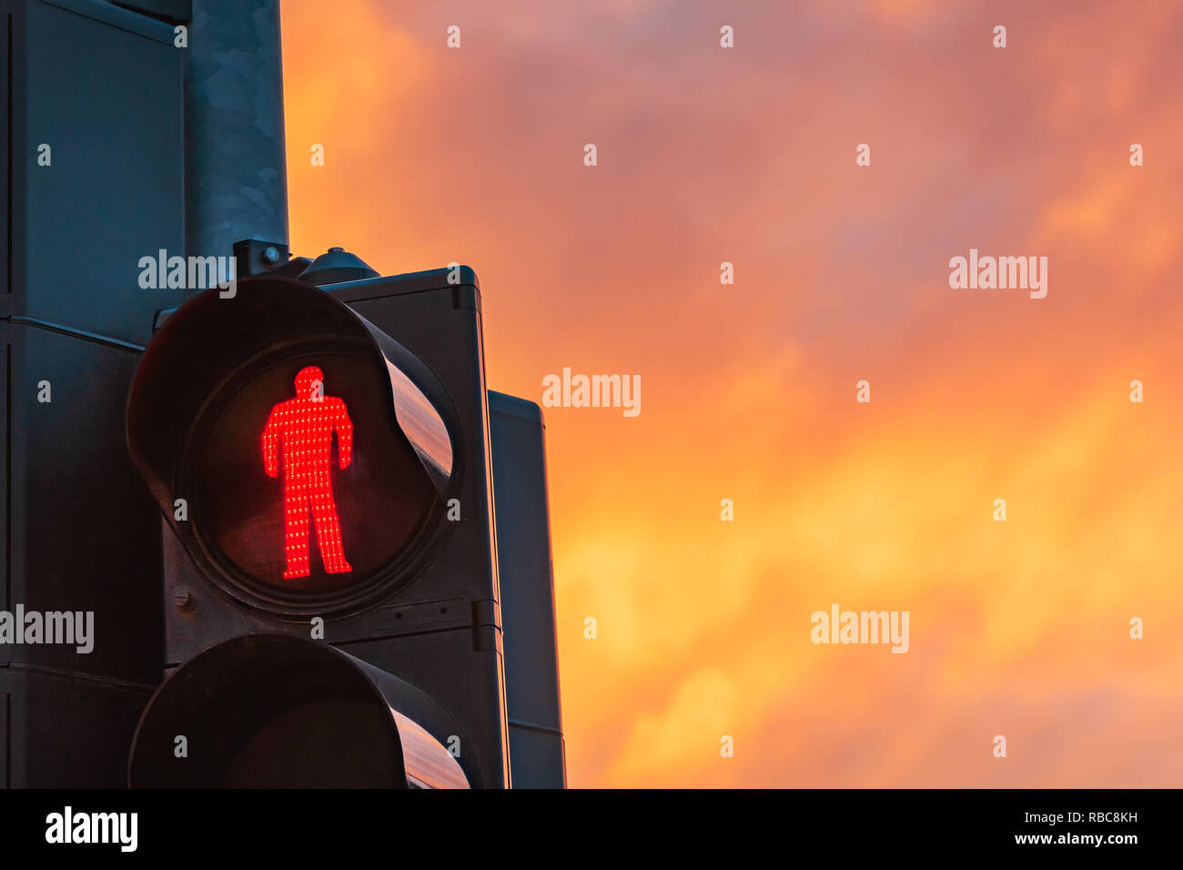 Rote Fußgängerampel gegen die drastischen Winter sky Stockfoto