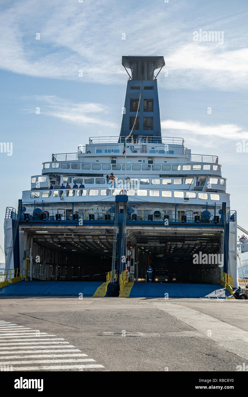 Fähre in den Hafen von Olbia Sardinien Italien Stockfoto