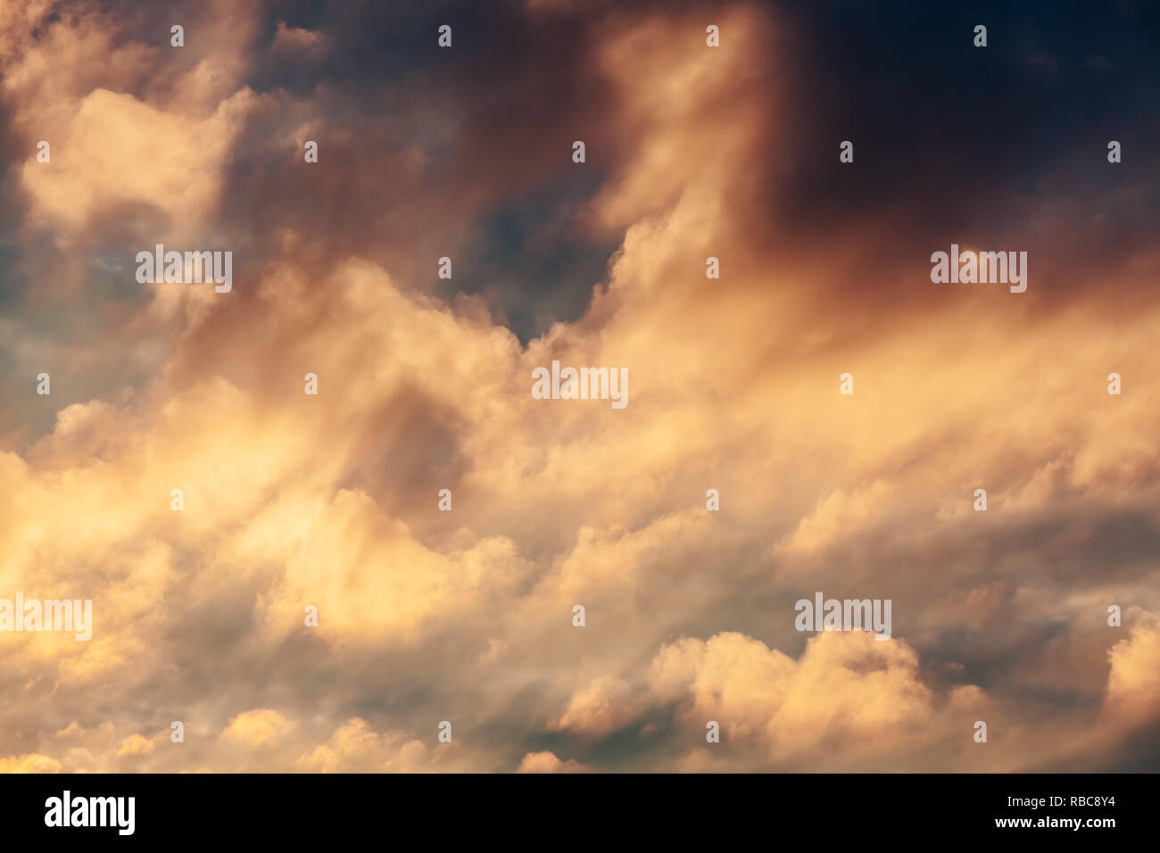 Winter sonnenuntergang himmel mit dramatischen Wolken brechende Sonnenlicht Stockfoto