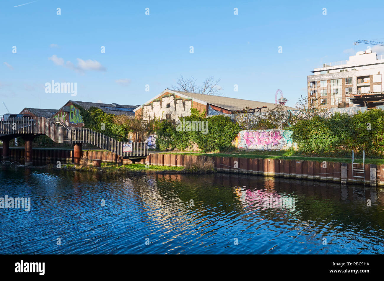Alten Lagerhäuser am Fluss Lea in der Nähe von Bromley-By-Bow, East London, Großbritannien Stockfoto