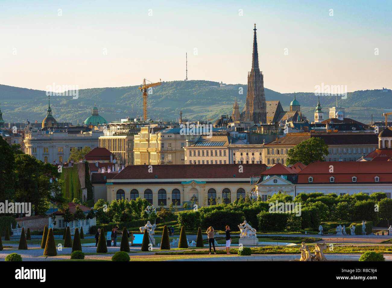 Wiener Stadtbild, mit Blick auf die Wiener Innenstadt Skyline mit dem Schloss Belvedere im Vordergrund und Stephansdom spire Darüber hinaus. Stockfoto