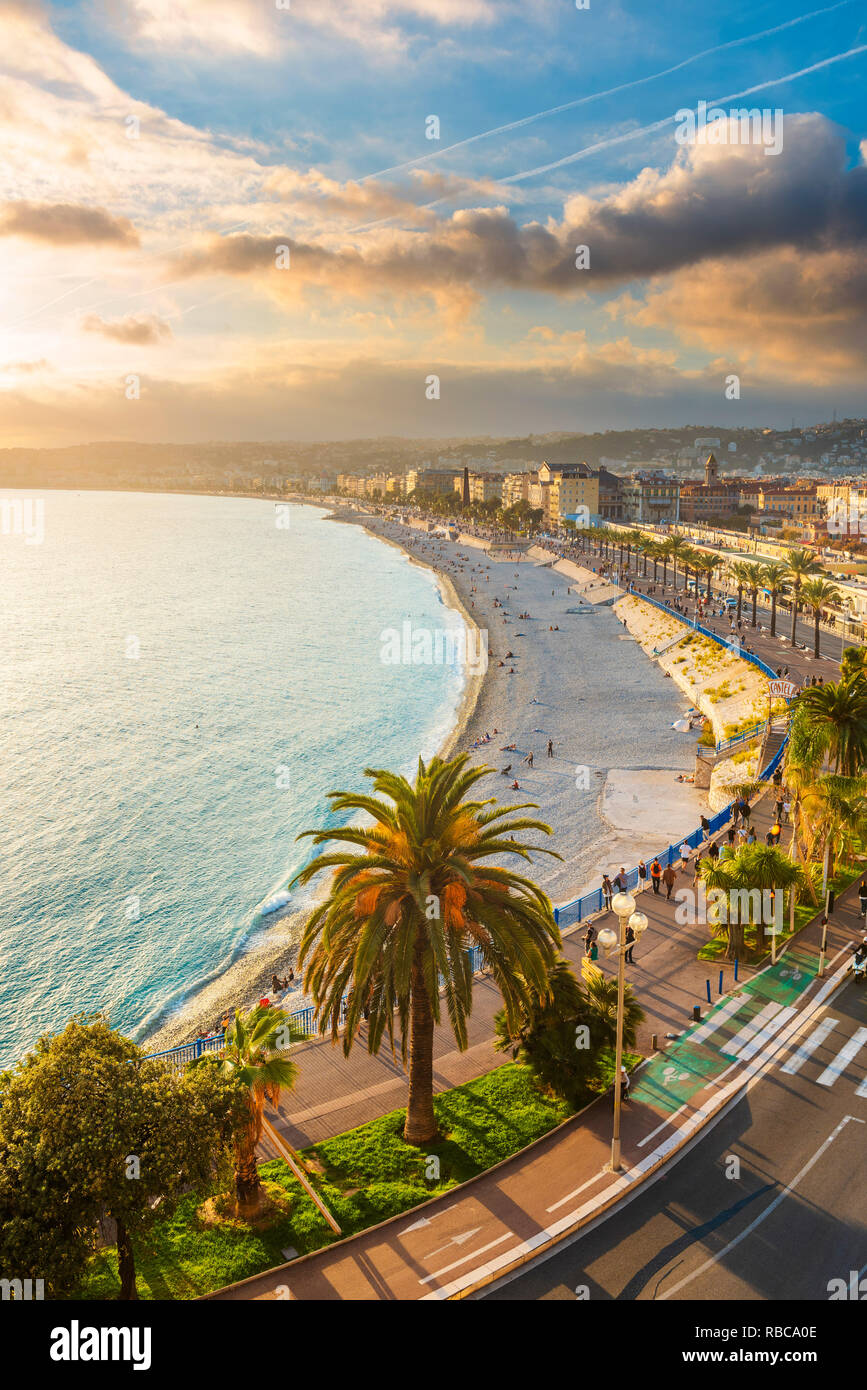Frankreich, Provence-Alpes-Cote d'Azur, Côte d'Azur, Alpes-Maritimes, Nizza. Die 'Promenade des Anglais' bei Sonnenuntergang. Stockfoto