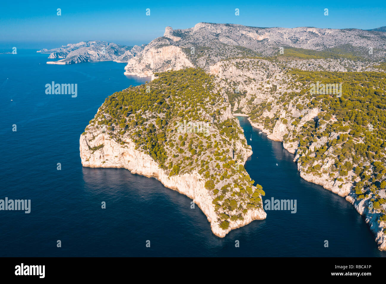 Frankreich, Provence-Alpes-Cote d'Azur, Côte d'Azur, Bouches-du-Rhone, Cassis. Calanques National Park. Luftaufnahme Stockfoto