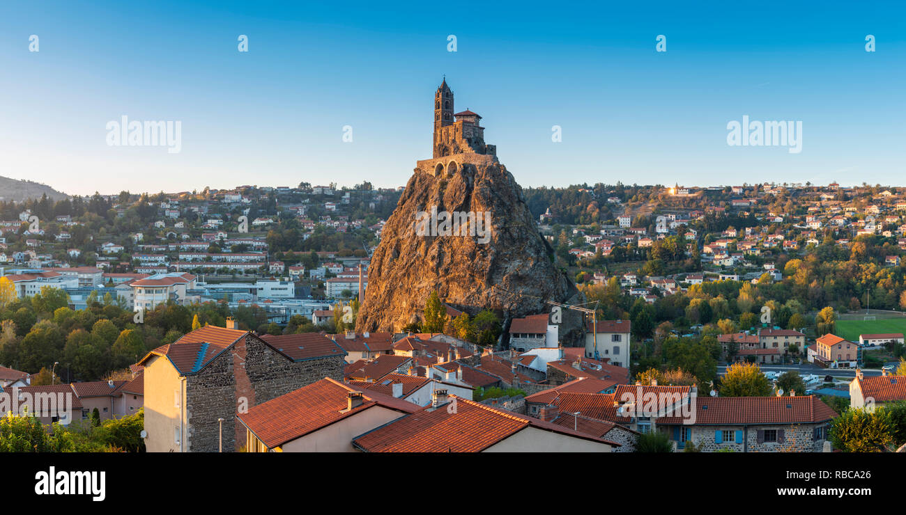 Frankreich, Auvergne-Rhone-Alpes, Haute-Loire, Le Puy-en-Velay. Saint-Michel d'Aiguilhe Kapelle, oben auf dem Felsen gebaut der Rückkehr von der Pilgerreise des Heiligen Jakobus zu feiern. Stockfoto