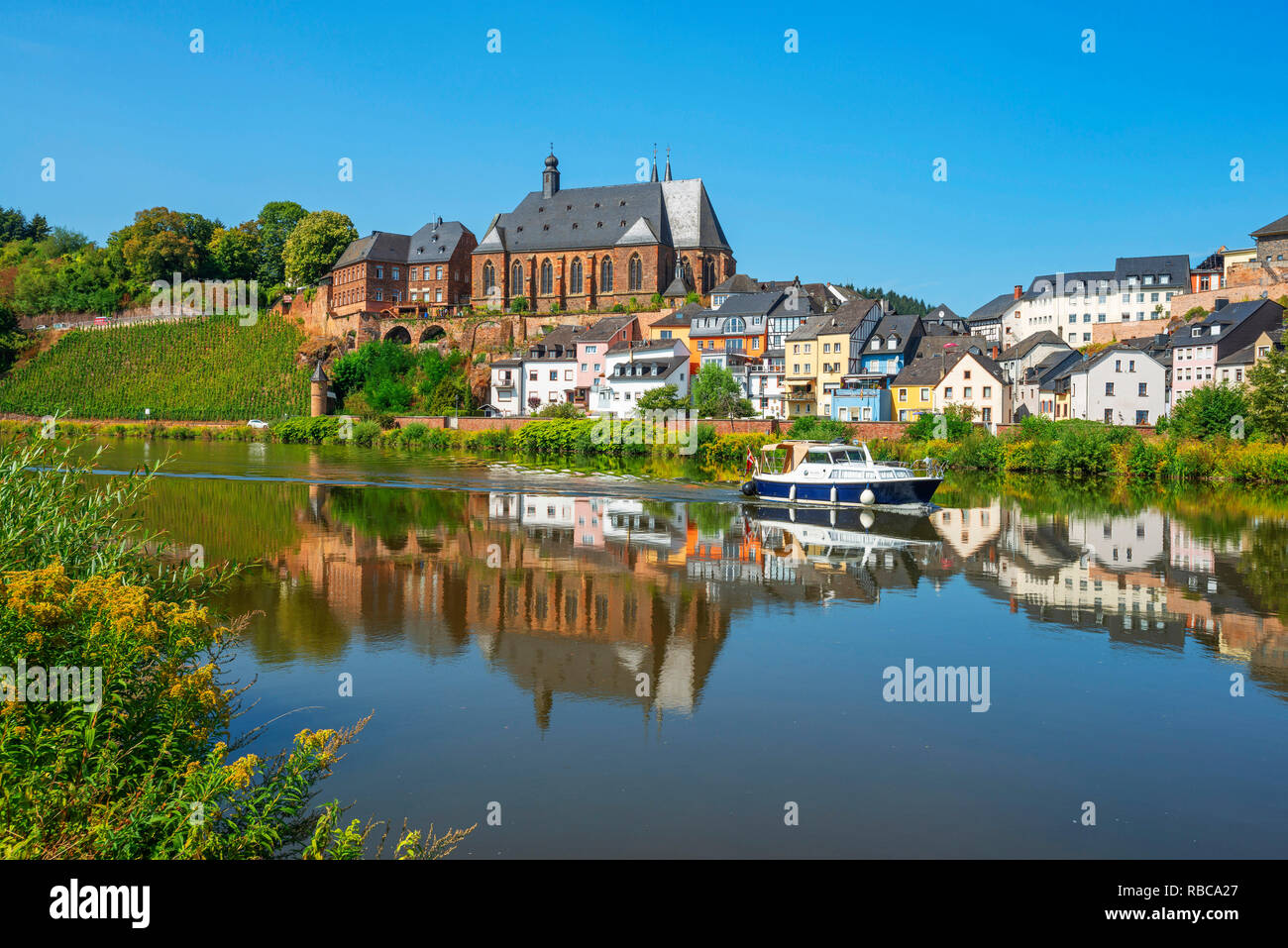 Mit Blick auf die Kirche St. Laurentius Saarburg, Saar und Fluss Leuk, Rheinland-Pfalz, Deutschland Stockfoto