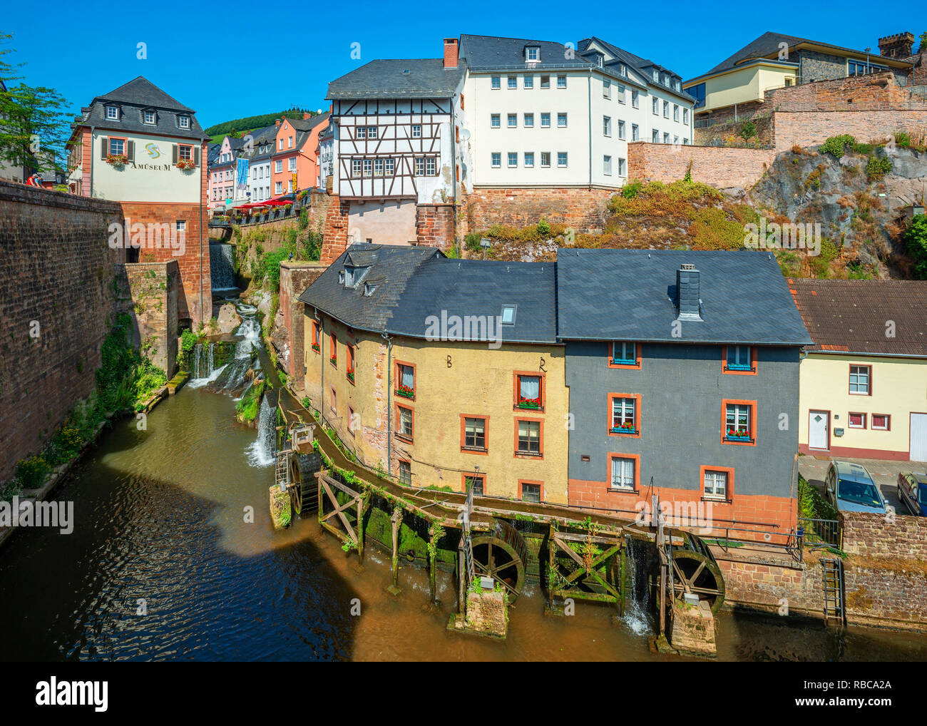 Historische Hackenberger Mühle und Leuk Wasserfälle, Saarburg, Rheinland-Pfalz, Deutschland Stockfoto